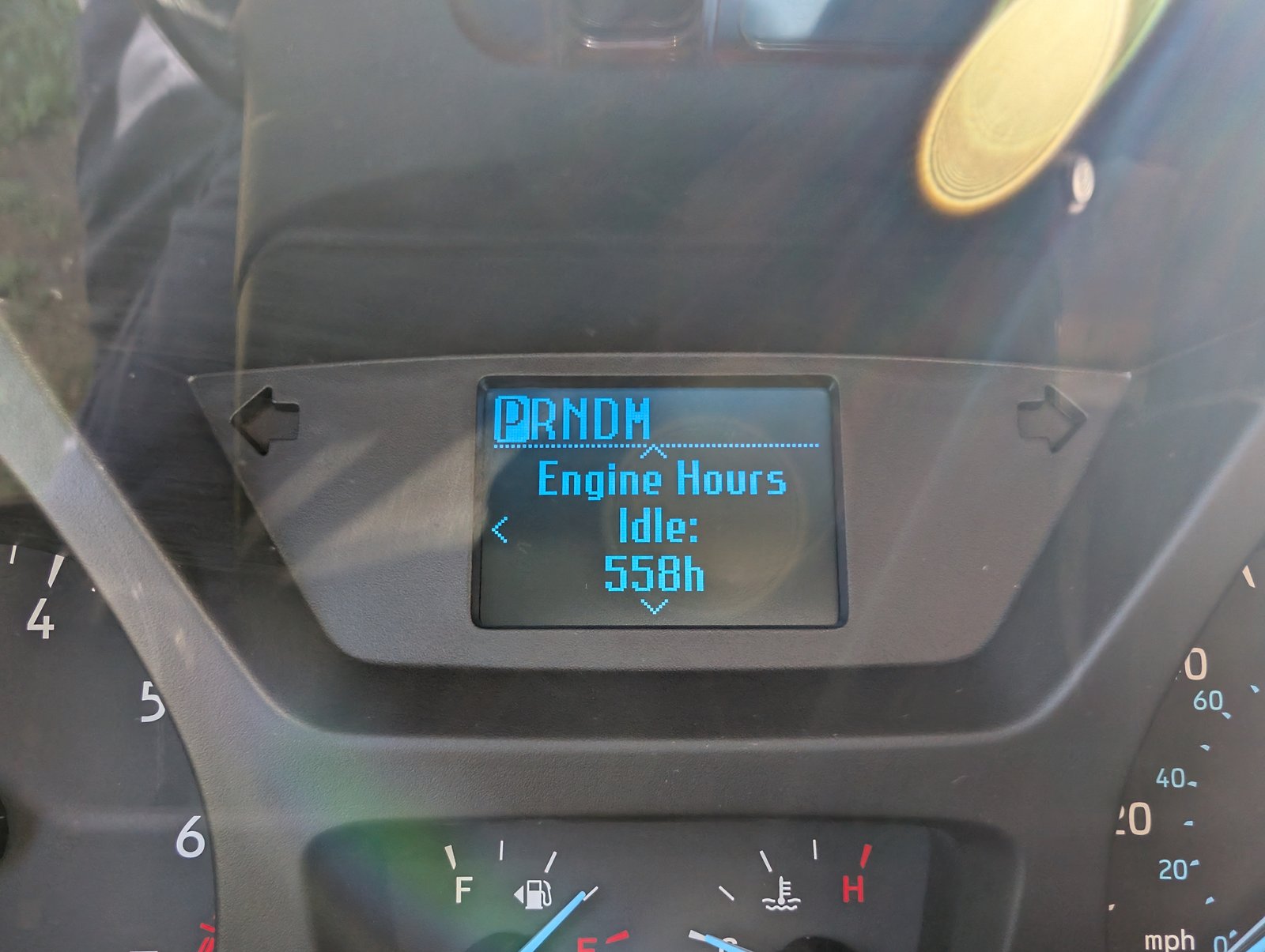 Trip computer showing 558 engine hours at idle